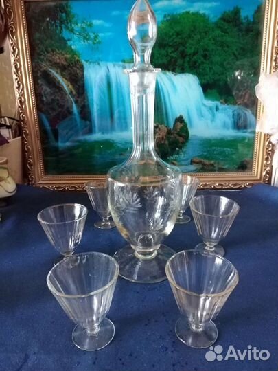 Старинный графин и рюмки лафитники