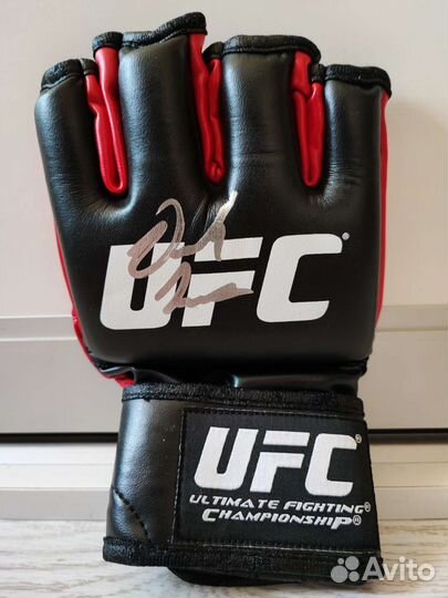 Автограф бойца UFC Деррика Льюиса