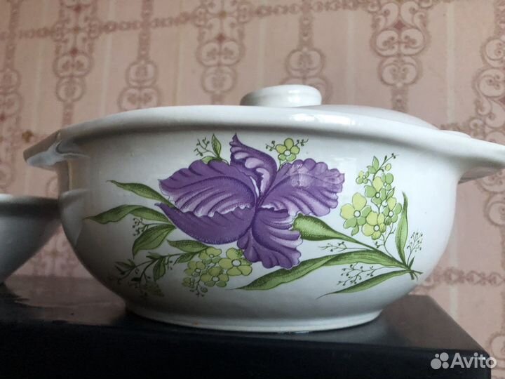 Супница и миска и суповые тарелки