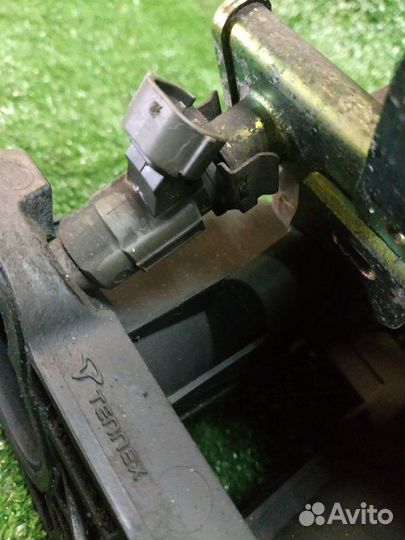 Топливная рампа с форсунками Nissan Primera P12