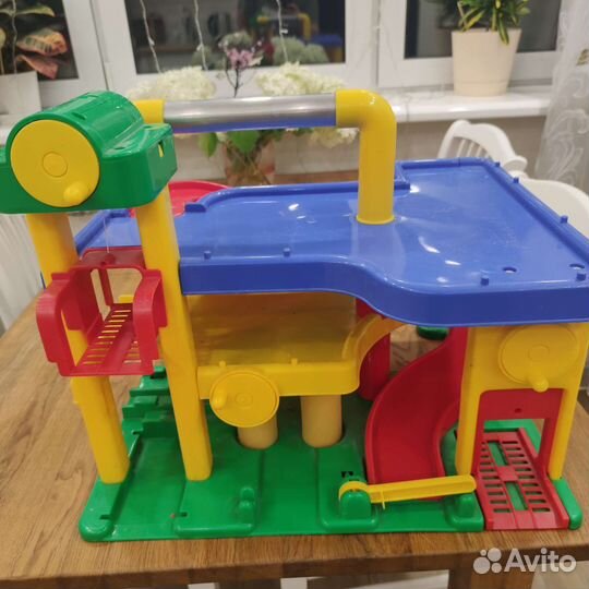 Детская парковка для машинок