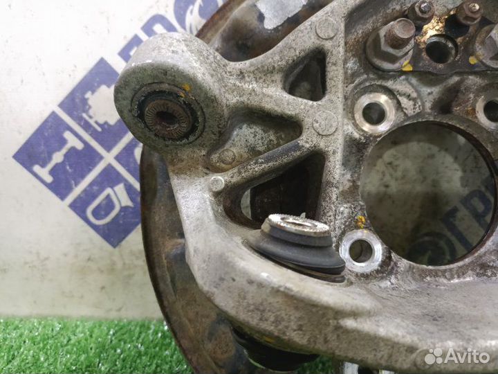 Поворотный кулак задний правый Toyota Mark X седан