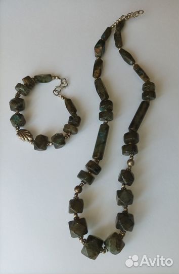 Комплект украшений из нефрита