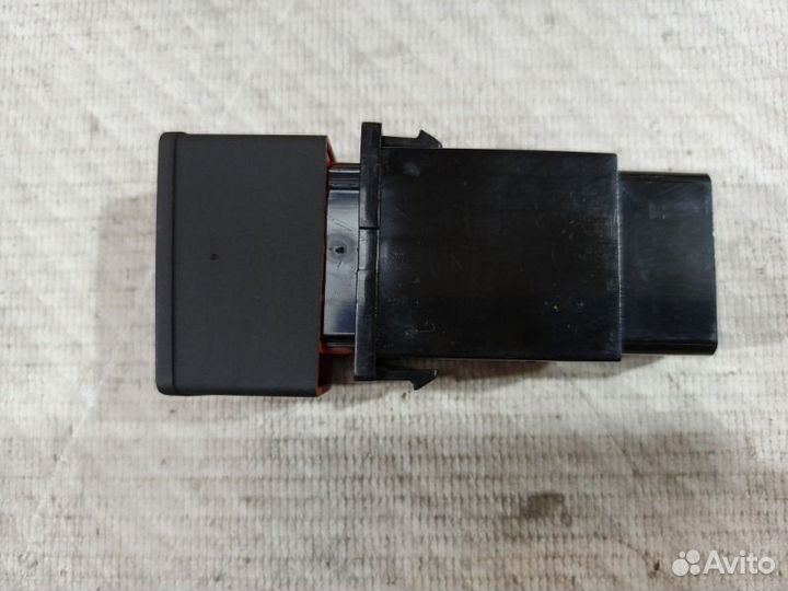 Кнопка аварийной сигнализации Kia Sportage 2