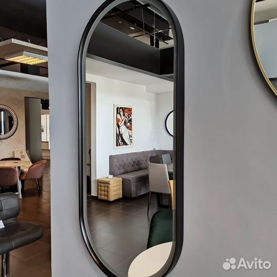 Зеркало в раме капсула