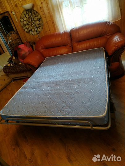 Кожаный диван фабрики 8 марта