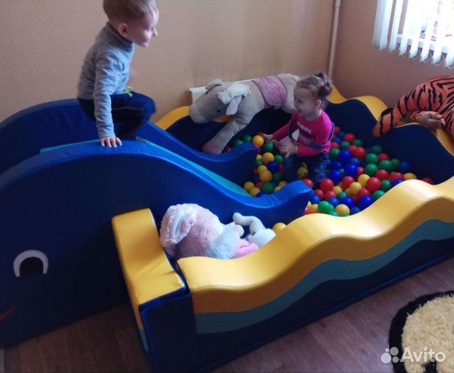 Сухой большой бассейн с шариками и горкой-ступенью
