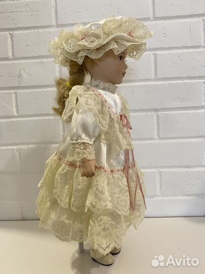 Кукла фарфоровая коллекционная 42см на подставке