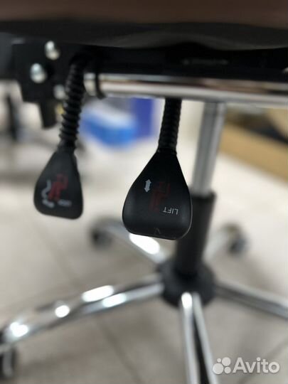 Офисное кресло руководителя с массажером