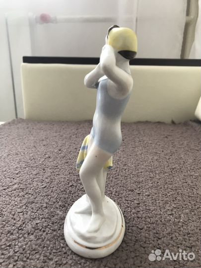 Фарфоровая статуэтка Юная Купальщица