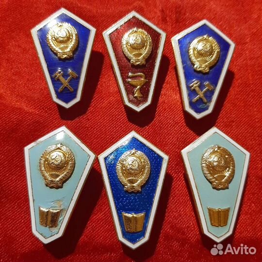 Знаки вузов учебных заведений.Ромбы