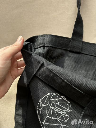 Черный шопер с вышитым динозавром