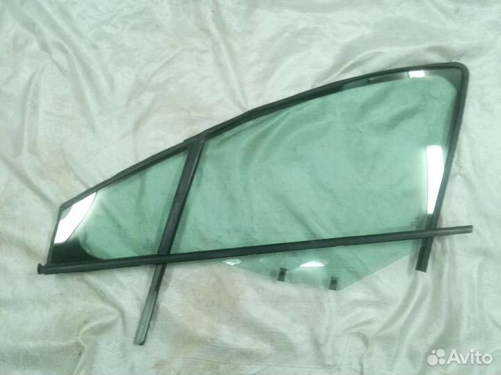 Стекло передней левой двери Пежо 308
