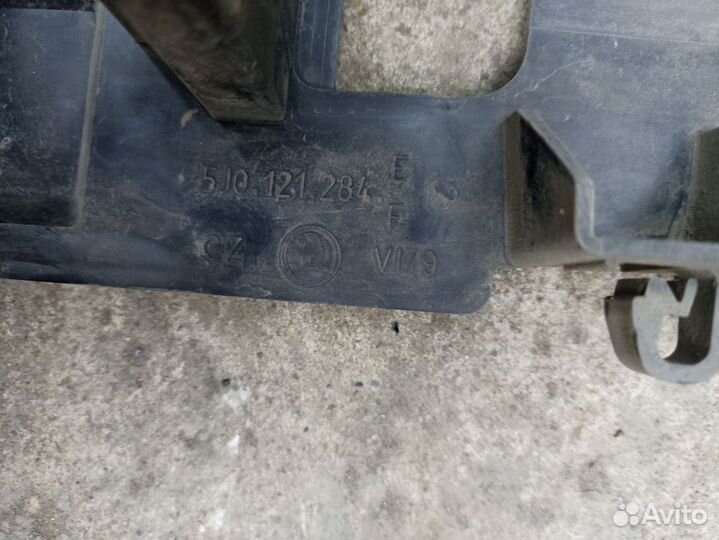 Дефлекторы потока левый Skoda Fabia 2 рестайлинг