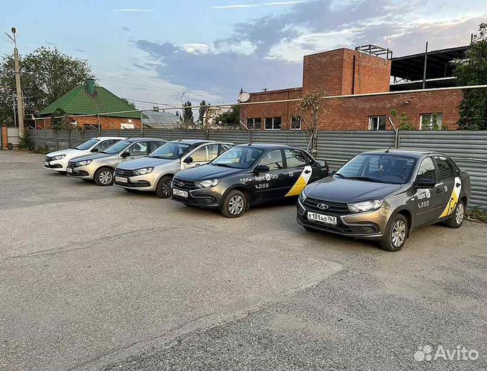 Водитель-женщина, работа в таакси на личном авто