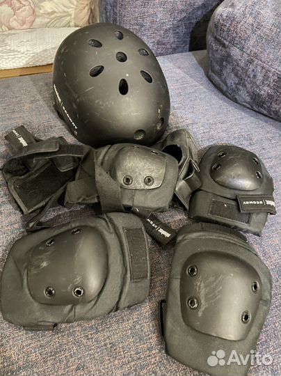 Шлем,наколенники,налокотники,перчатки