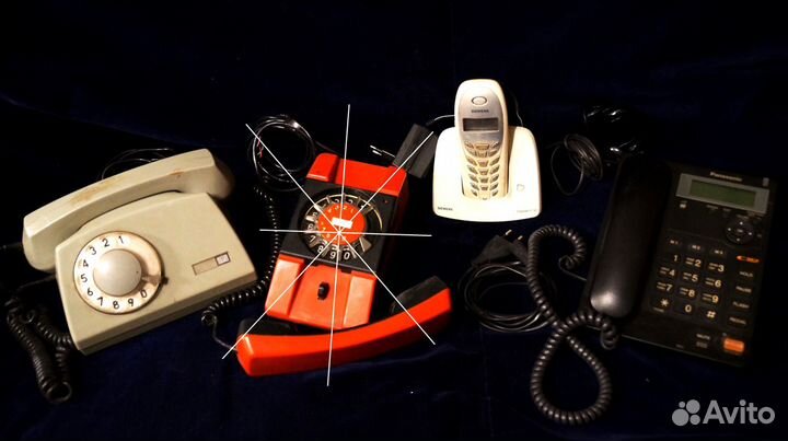 Старенькие стационарные телефоны