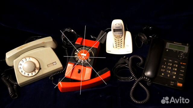 Старенькие стационарные телефоны