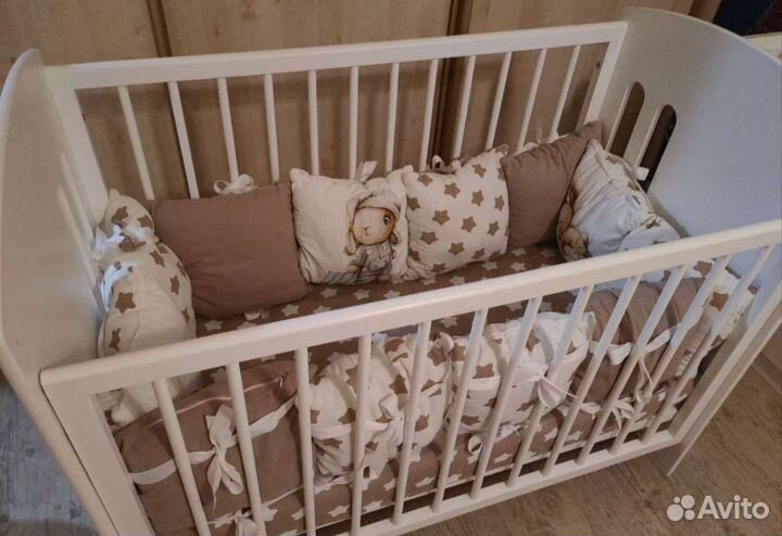 Детская кроватка с маятником