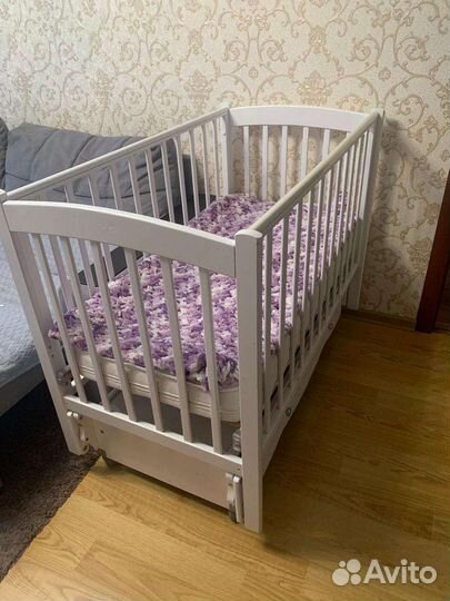 Детская кроватка с маятником