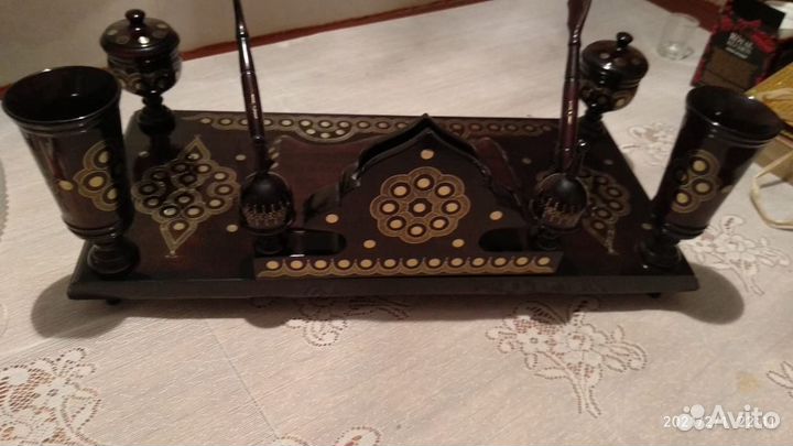 Столик из красного дерева