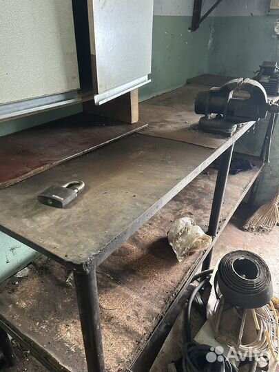 Стеллаж металлический с тисками и карбароном