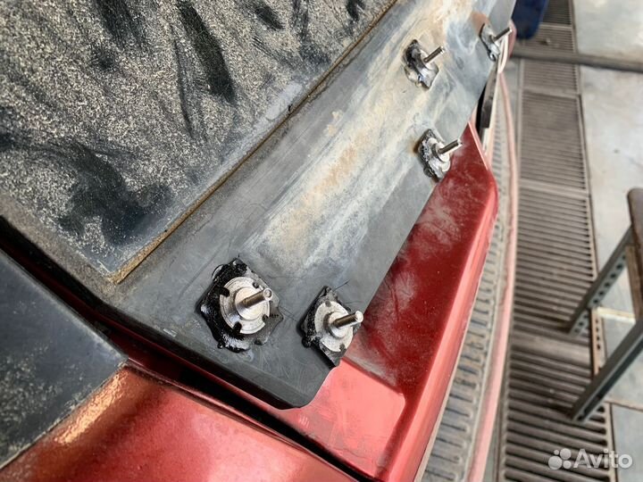 Шпильки Range Rover крышки багажника