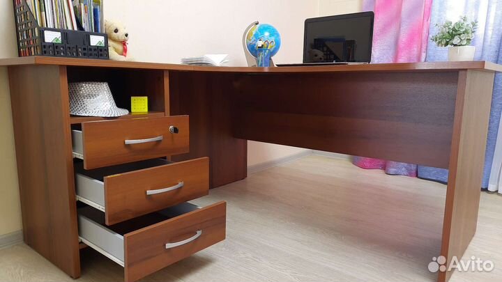 Угловой письменный стол