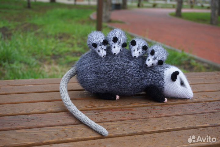 Опоссум с детками - реалистичная вязаная игрушка