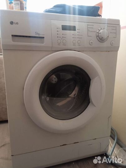 Стиральная машина LG в рабочем состоянии