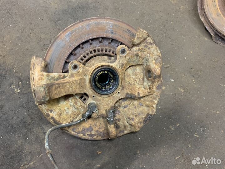 Кулак Передний правый Мицубиси монтеро спорт