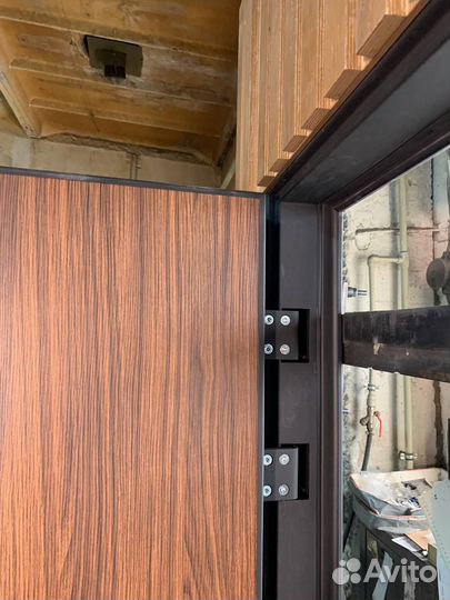 Металлическая дверь с решеткой