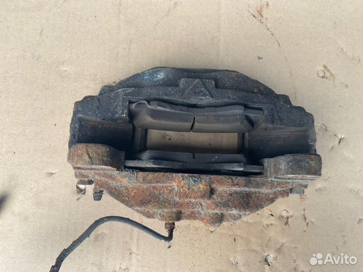 Суппорт передний левый Toyota Sequoia Sr5 XK60