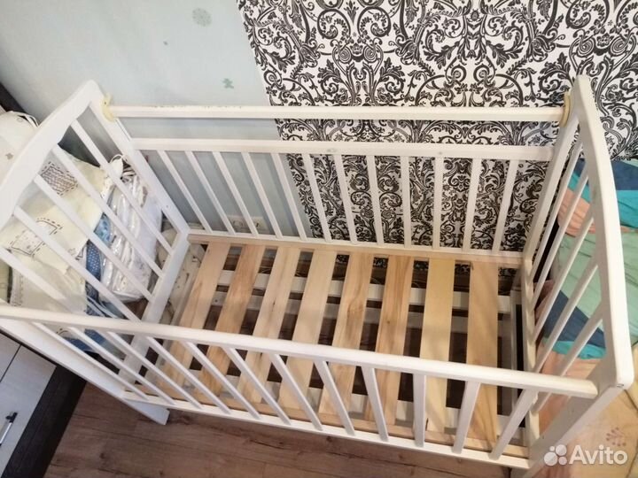 Детская кроватка с маятником