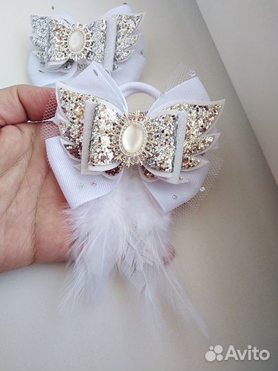 Белые банты с перьями