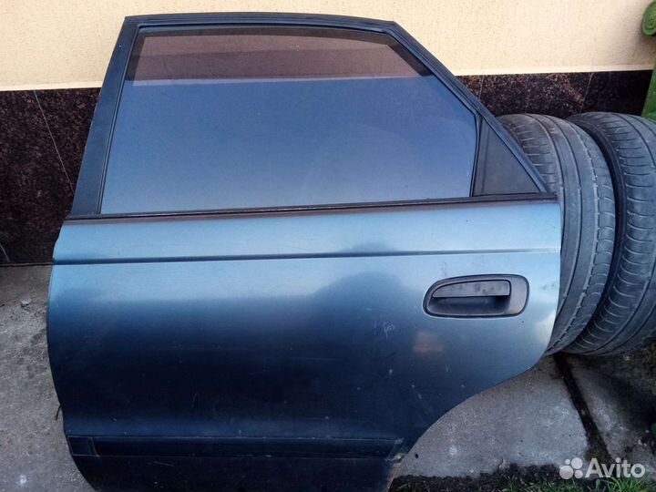 Toyota carina е двери