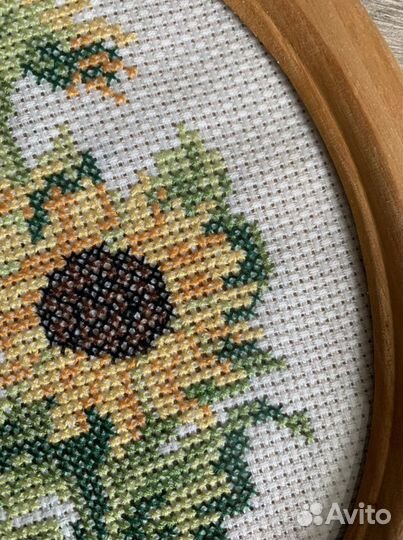 Вышивка крестом в деревянной рамке