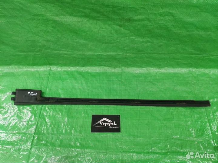 Молдинг лобов. стекла лев. рест Jeep Compass 11-16