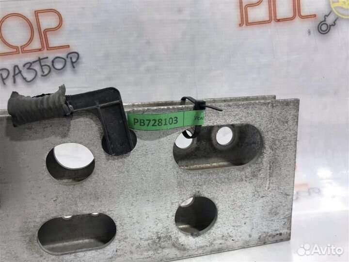 Усилитель переднего бампера Toyota prius ZVW30 20