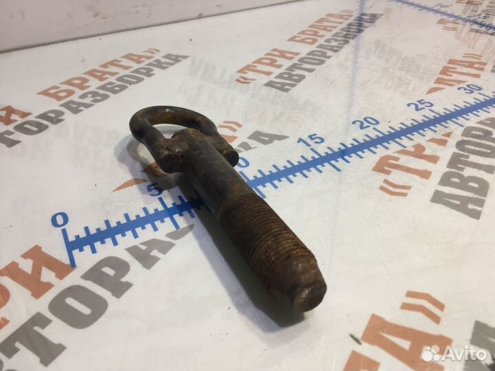 Тойота Камри Крюк буксировочный