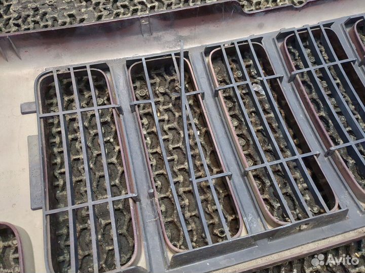 Решетка радиатора Jeep Liberty, 2004