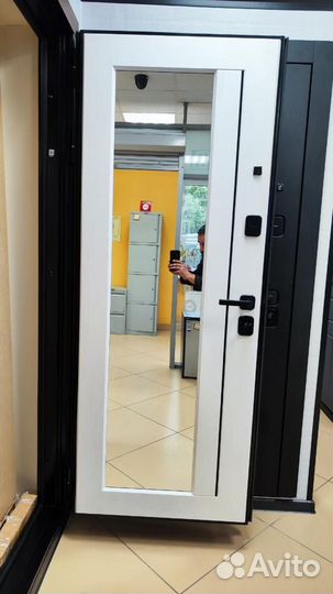 Дверь входная орех с зеркалом