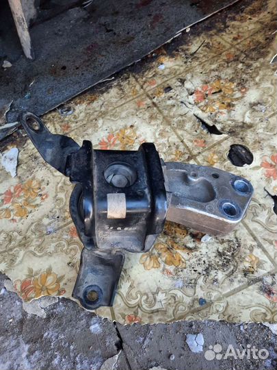 Правая подушка двигателя 1nzfe