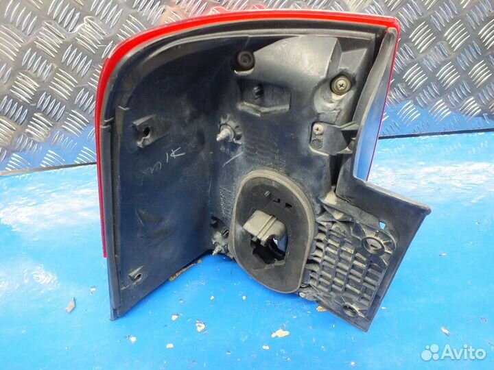 Фонарь задний правый Toyota Land Cruiser 200