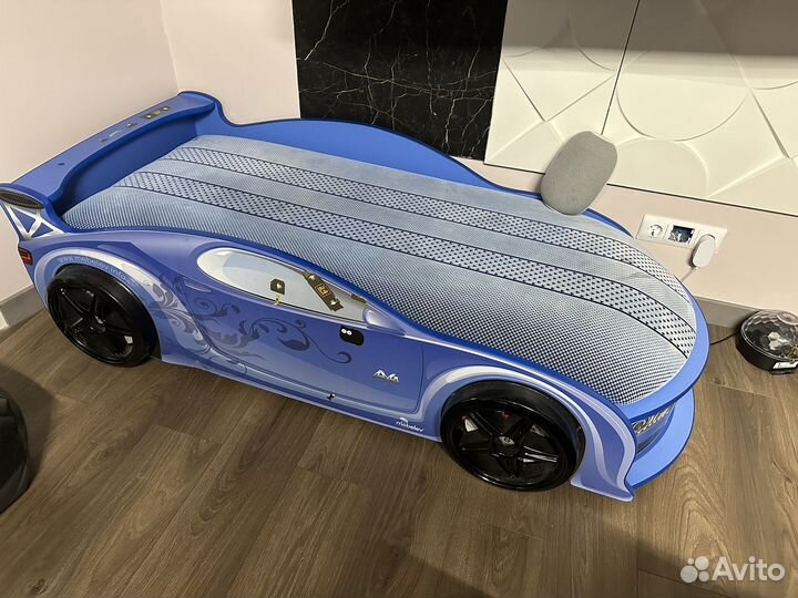 Детская кроватка машинка