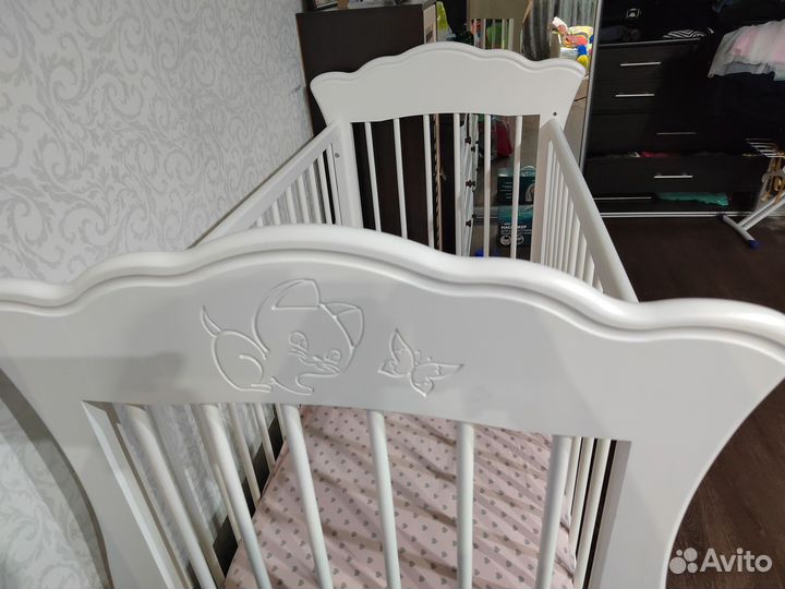 Детская кроватка с маятником и ящиком