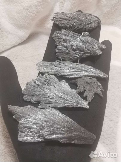 Кианит чёрный