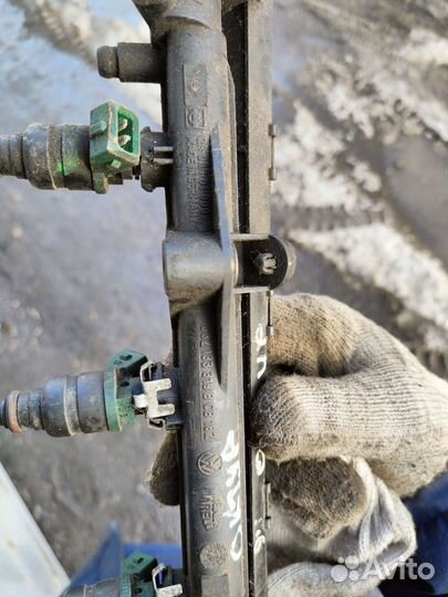 Топливная рампа с форсунками октавия тур 1.6