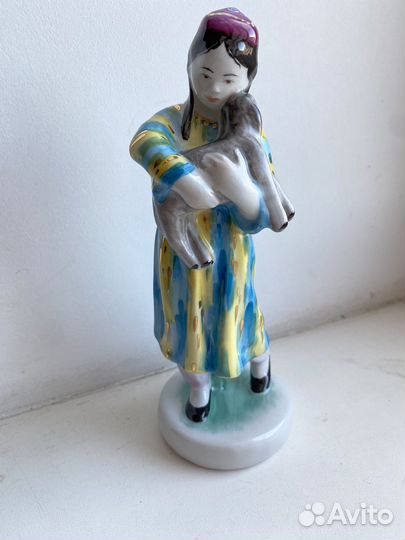 Статуэтка « Девочка с ягненком»