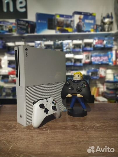 Xbox One Fat White + 2 геймпада